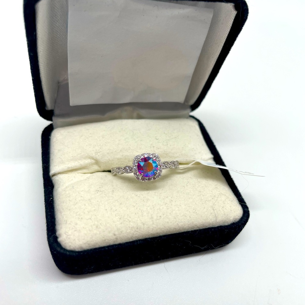 Ring size 7 Sparkly Red Stone ornate filigree